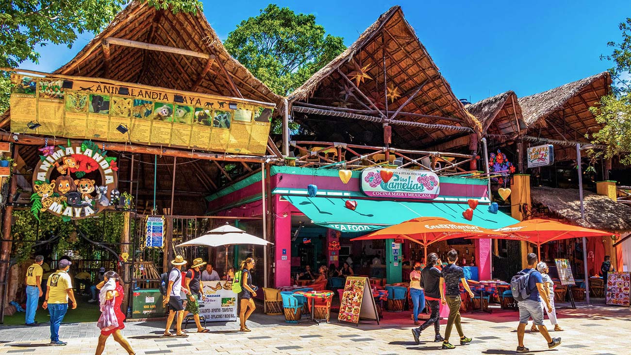 Quinta avenida en Playa Del Carmen, Caribe Mexicano