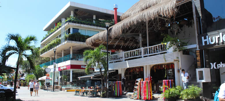 Quinta avenida en Playa Del Carmen, Caribe Mexicano